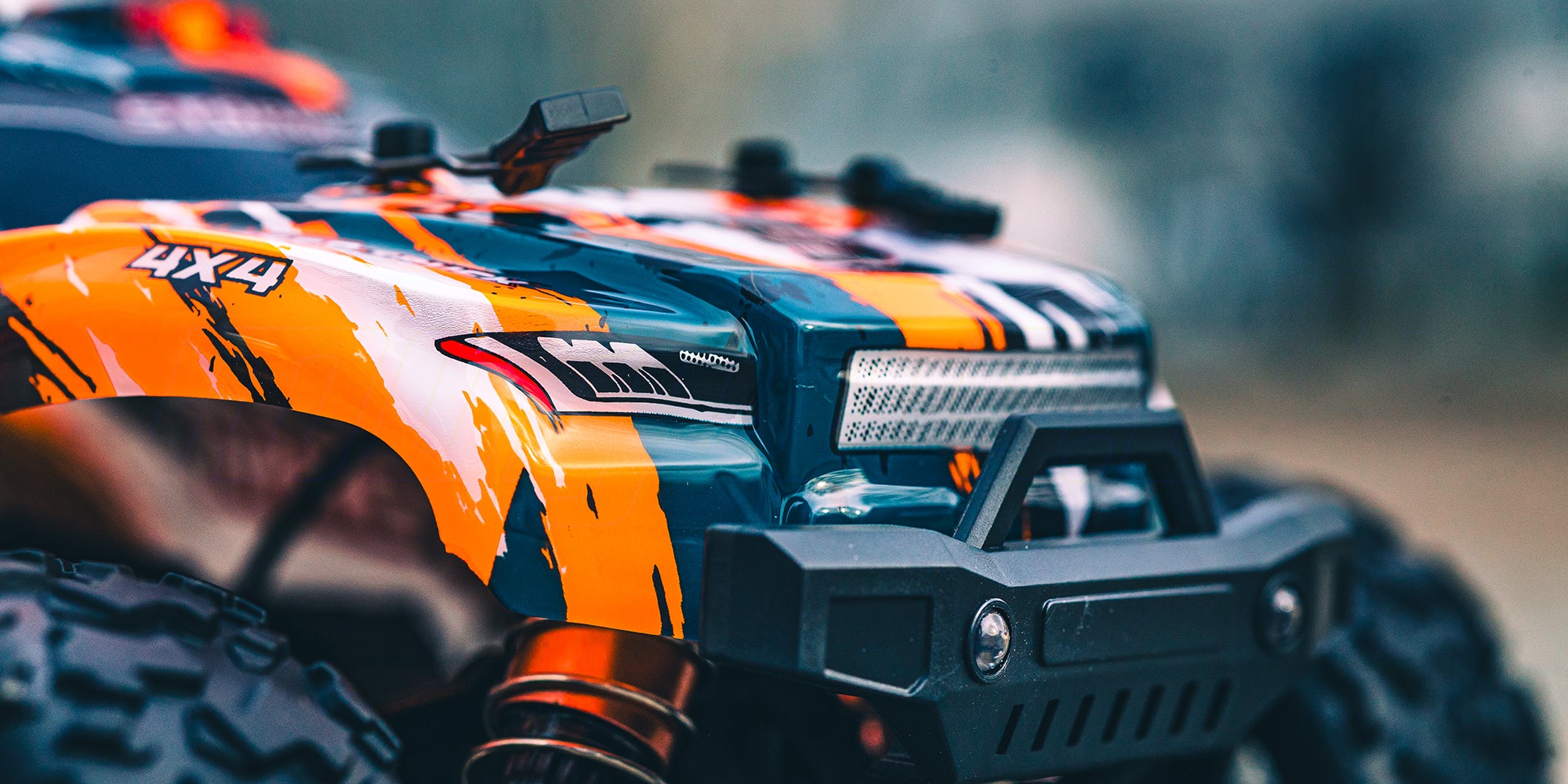 Grøn Hurricane fjernstyret bil kører hurtigt gennem støvet terræn i et realistisk udendørs miljø.