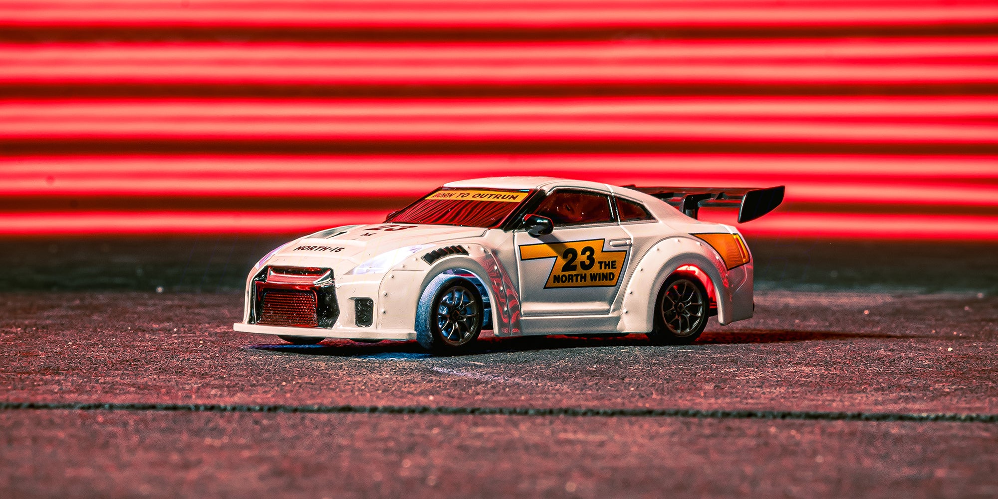 Mini BTD i hvid GTR close up med aggressivt look