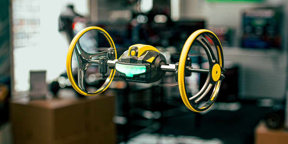 Rolling drone der flyver og står stille i luften