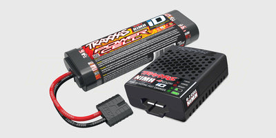 Hvid Traxxas Blast fjernstyret båd med sort cockpit og farverige mærkater vist på hvid baggrund.