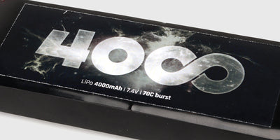 Sort 4000mAh 7,4V LiPo batteri med Deans-stik og hvidt balancestik til fjernstyrede biler.