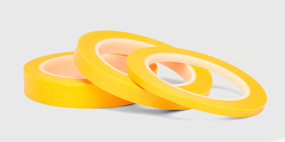 Gul afdækningstape på rulle til præcis maskering og lakering af fjernstyrede biler og modeller.