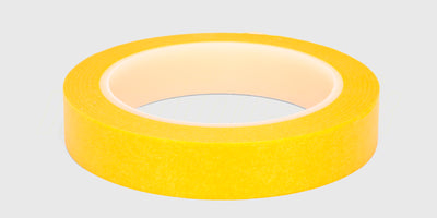 Gul afdækningstape på rulle til præcis maskering og skarpe linjer ved maling af RC karrosserier.