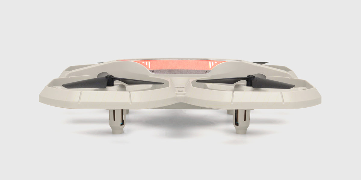 Chameleon FPV Drone set forfra med sorte propeller og beskyttelsesramme