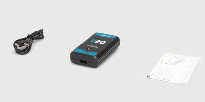 Sort Charger U20 batterioplader med rødt display og tilsluttede kabler til fjernstyrede biler.