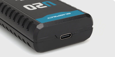 Sort Charger U20 batterioplader med strømkabel vist på hvid baggrund til fjernstyrede biler.