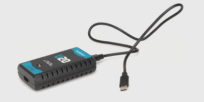 Sort Charger U20 batterioplader til fjernstyrede biler med LED-indikatorer og strømstik vist på hvid baggrund.