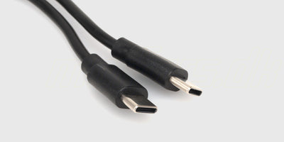 Sort Charger U20 batterioplader til fjernstyrede biler vist fra siden med kabler og stik.