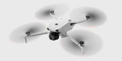 DJI Lito 1 der flyver i luften set forfra på hvid baggrund 