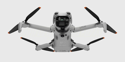DJI Lito X1 set skråt nedefra med udfoldede propelarme
