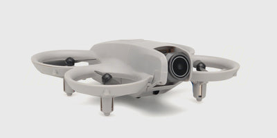 Sort Drone GT3 fjernstyret quadcopter med fire propeller og beskyttelsesrammer vist på en hvid baggrund.