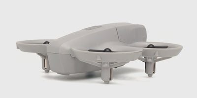 Sort Drone GT3 i luften med beskyttelsesringe om propellerne set skråt forfra.