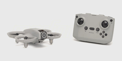 Sort radiosender med skærm og kontrolpinde til Drone GT3 vist på hvid baggrund.