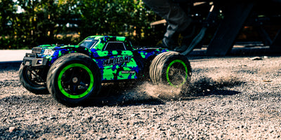 Hunter MT10 fjernstyret monster truck i fuld fart gennem støvet på en grusvej.