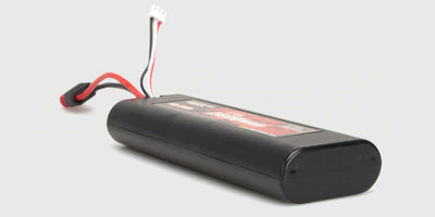 Sort Li-ion 2600 mAh 7,4V genopladeligt batteri til fjernstyret bil vist på en hvid baggrund.