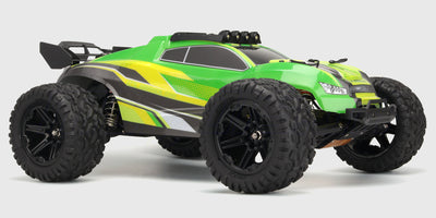 Grøn Hammer 2-fjernstyret bil med store offroad-hjul vist fra siden på hvid baggrund.