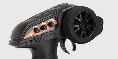 Sort fjernstyret Hammer bil med store dæk og robust chassis vist forfra på en hvid baggrund.