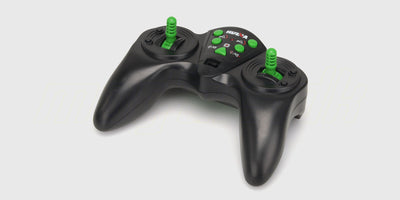 Sort fjernbetjening med joystick og knapper til styring af en gul fjernstyret rendegraver.