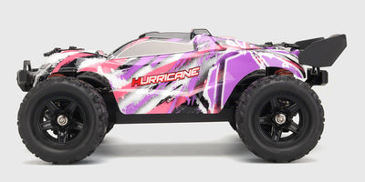 Sort Hurricane 2.0 fjernstyret bil med orange detaljer og store offroad-hjul vist fra siden på hvid baggrund.