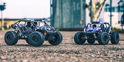 Grøn Hurricane fjernstyret bil kører hurtigt gennem støvet terræn i sollys.