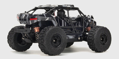 Grøn Hurricane 2.0 fjernstyret monster truck i fuld fart gennem vandpytter med sprøjtende vand.