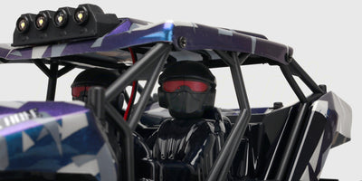 Hurricane 2.0 fjernstyret monster truck med store offroad-hjul og blåt karosseri vist på hvid baggrund.