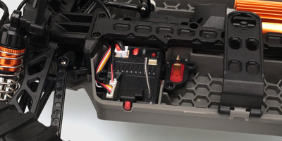 Nærbillede af vandbeskyttet elektronik og drivlinje i en Hurricane XL Monster Truck.