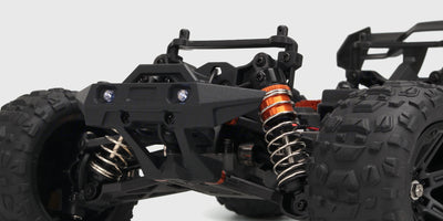 Nærbillede af Hurricane XL fjernstyret bil med tændte LED-forlygter, der lyser op i mørket.