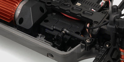 Robust styreservo i sort plast til Hurricane XL fjernstyret bil monteret på hvid baggrund.