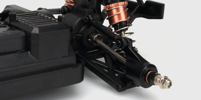 Komplet sort Hurricane chassis med motor og elektronik monteret til en fjernstyret bil set oppefra.