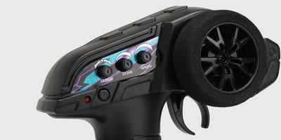 Grøn Hurricane XL Brushless fjernstyret bil med store offroad-hjul vist fra siden på en hvid baggrund.