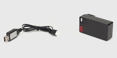 Sort Hurricane XL Brushless fjernstyret båd set skråt forfra med detaljeret dæk og kabine.