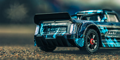 HyperGo Drift fjernstyret bil i fuld fart på asfalt med realistiske detaljer og aerodynamisk design.