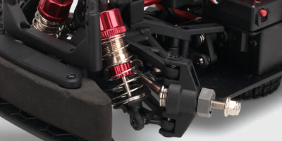 HyperGo Drift fjernstyret bil i sort og orange med aerodynamisk vinge vist fra siden på hvid baggrund.