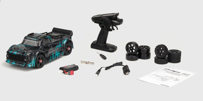 HyperGo Drift fjernstyret bil vist med et ekstra sæt dæk og fælge til drift på hvid baggrund.