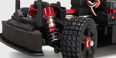 HyperGo Drift fjernstyret bil i hvid og rød set skråt forfra på asfalten.