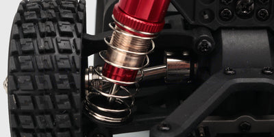 HyperGo Drift fjernstyret bil i hvid og rød udfører et skarpt drift-sving på asfalt med røg fra dækkene.