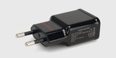 Hvid Jappcell USB-adapter til stikkontakt set fra siden med USB-porten synlig.