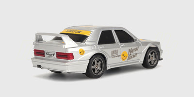 Sort Legend Drift fjernstyret bil med hvide detaljer og spoiler, optimeret til drifting på fladt underlag.