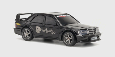 Sort Legend Drift fjernstyret bil med hvide detaljer og spoilervinge set fra siden på hvid baggrund.