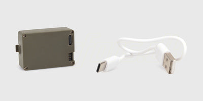 Opladning af batteri til Top Hunter fjernstyret helikopter via USB-stik på hvid baggrund.