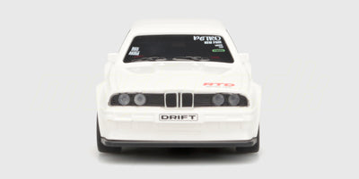 Hvid Legend Drift fjernstyret bil med detaljeret karrosseri og spoilervinge vist fra siden på en hvid baggrund.