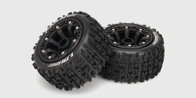 To sorte Pioneer 2.2 tommer hjul med groft dækmønster og sorte fælge til fjernstyrede offroad biler.