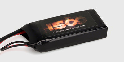 Genopladeligt LiPo batteri på 1500mAh og 7,4V med hvidt balance-stik og rødt JST-stik til fjernstyrede biler.