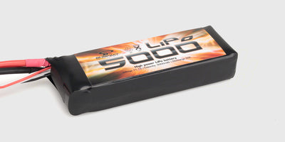Kraftfuldt LiPo 5000 mAh 11,1V batteri i sort hardcase med Deans-stik til fjernstyrede biler.