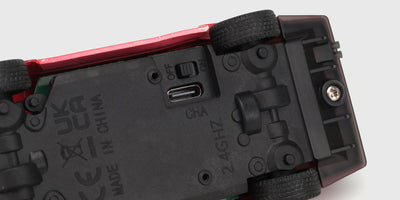 Hvid Legend Drift Elite fjernstyret driftbil i skala 1:43 til indendørs kørsel på hvid baggrund.