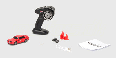 Grå Legend Drift Elite fjernstyret bil i fuld fart på asfalt med realistiske detaljer og aerodynamisk vinge.