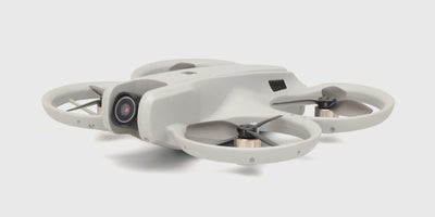 Sort Drone M6 Zoomer med fire propeller og indbygget kamera vist på en hvid baggrund.