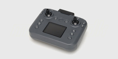 Sort fjernbetjening til Drone M6 Zoomer med joystick og knapper til præcis styring.