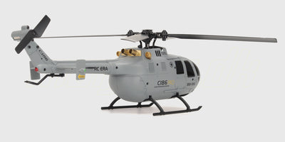 Grå C186 helikopter i realistisk militært design med fire rotorblade vist fra siden på hvid baggrund.